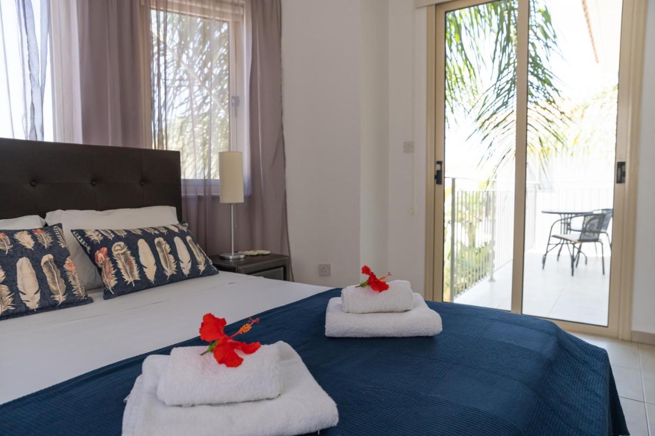 Palm Villa Ekaterina 4 Bdrm Paralimni Exterior photo