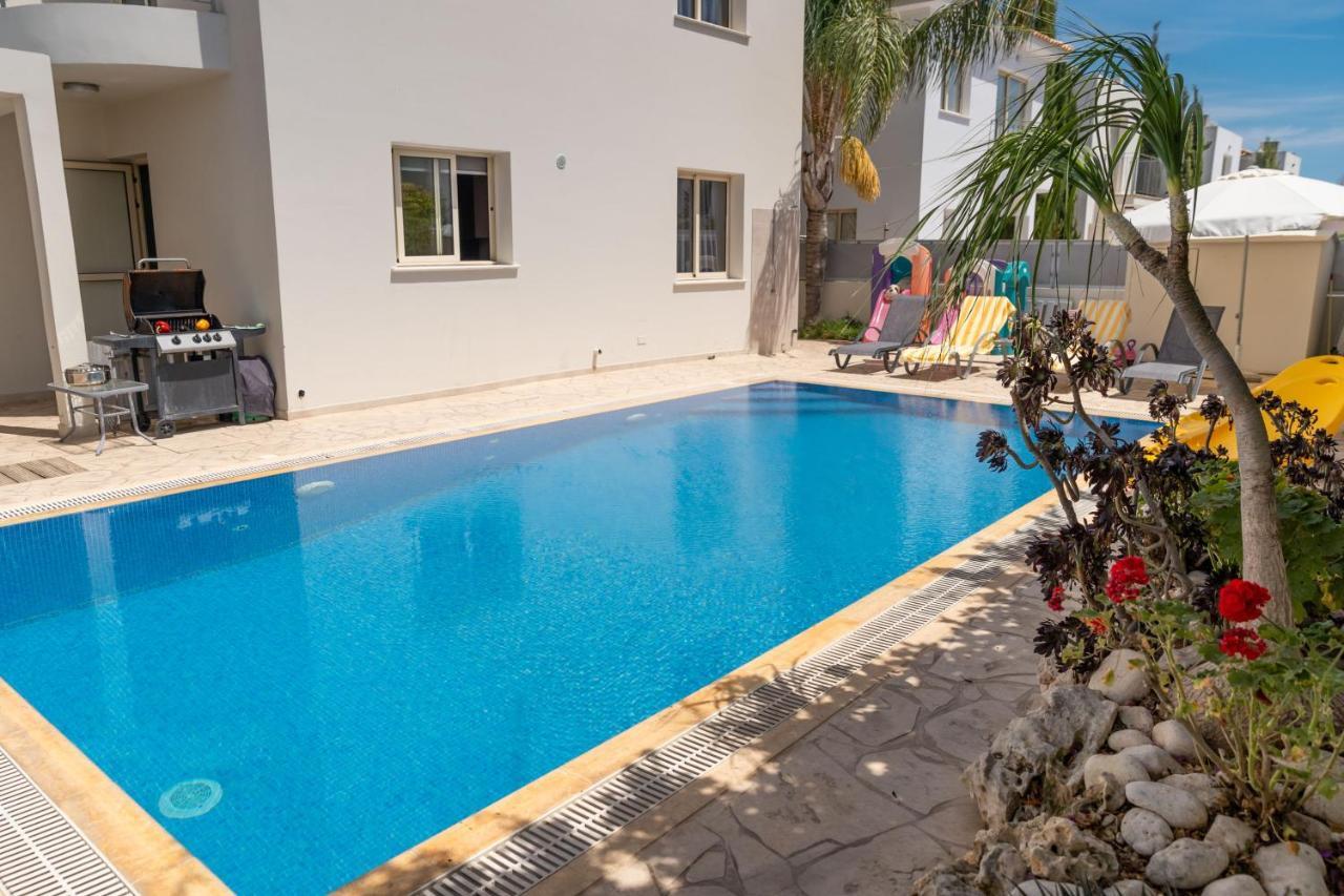 Palm Villa Ekaterina 4 Bdrm Paralimni Exterior photo