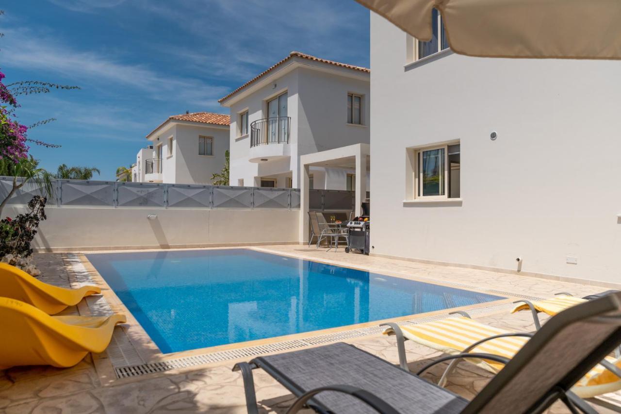 Palm Villa Ekaterina 4 Bdrm Paralimni Exterior photo