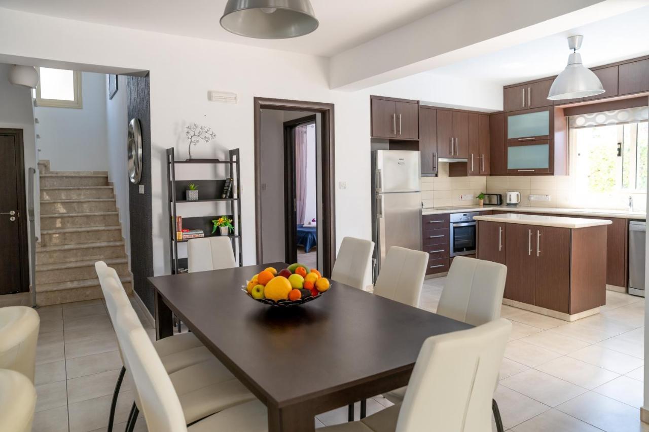 Palm Villa Ekaterina 4 Bdrm Paralimni Exterior photo