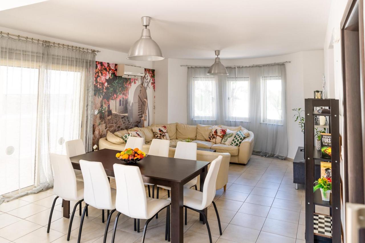 Palm Villa Ekaterina 4 Bdrm Paralimni Exterior photo