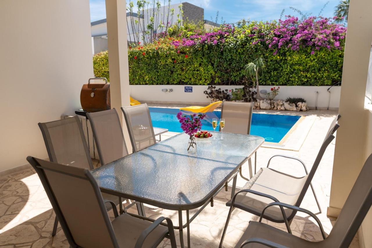 Palm Villa Ekaterina 4 Bdrm Paralimni Exterior photo