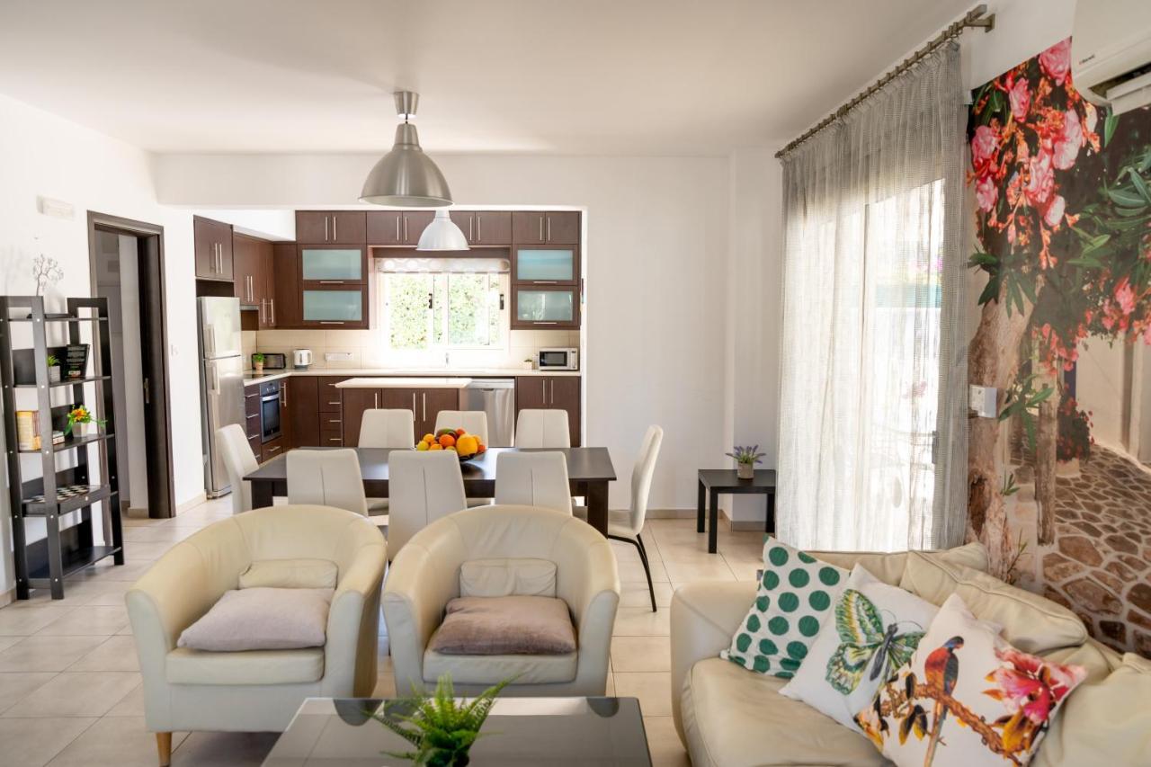 Palm Villa Ekaterina 4 Bdrm Paralimni Exterior photo