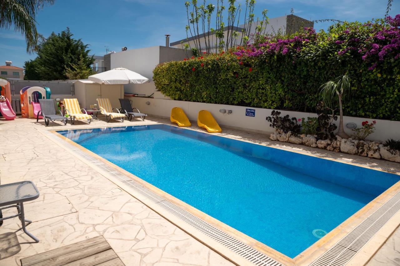 Palm Villa Ekaterina 4 Bdrm Paralimni Exterior photo