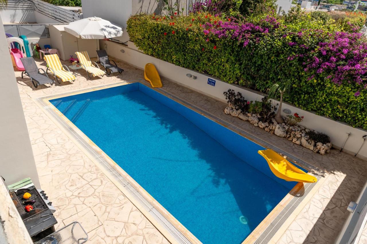 Palm Villa Ekaterina 4 Bdrm Paralimni Exterior photo