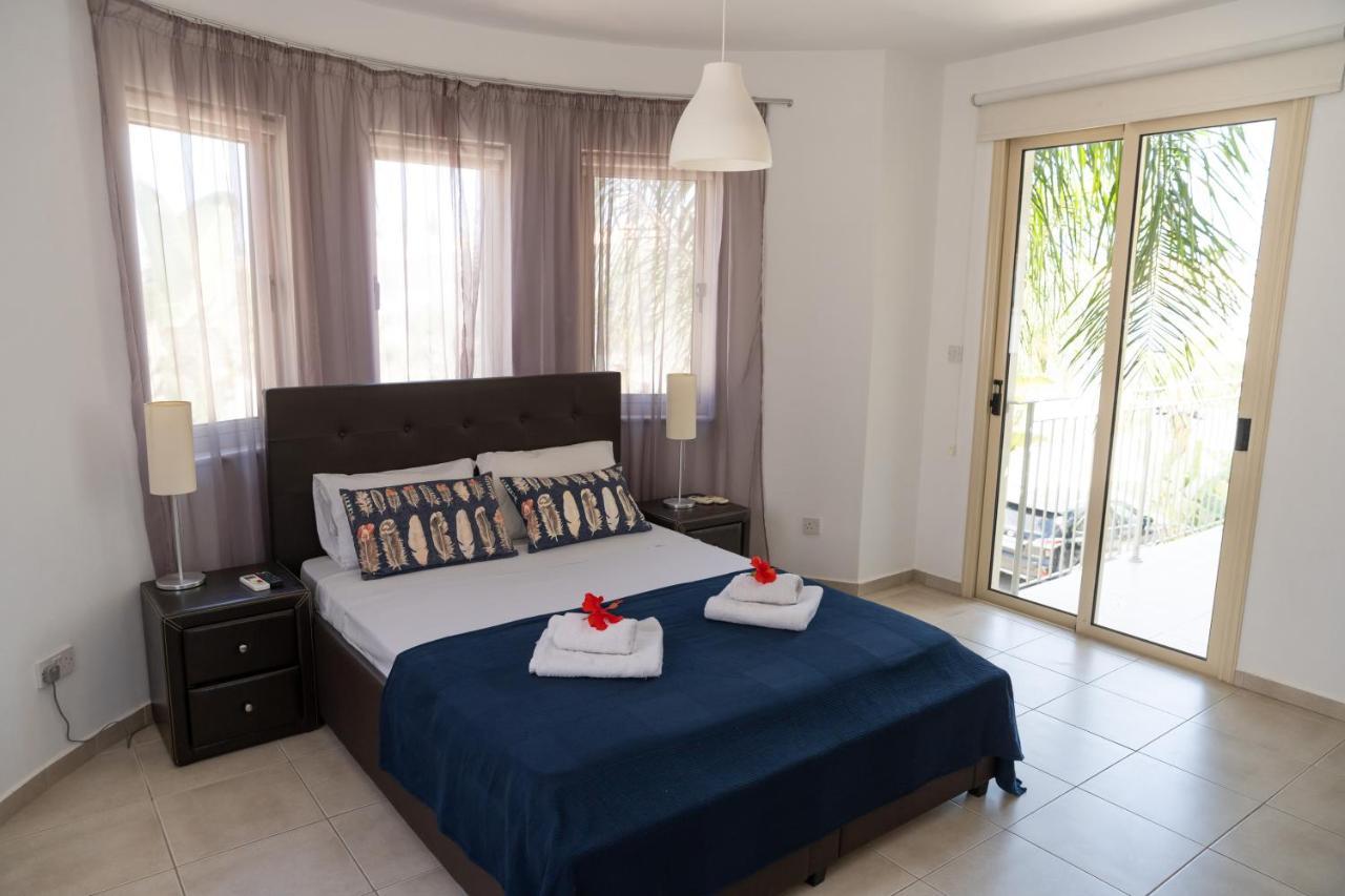 Palm Villa Ekaterina 4 Bdrm Paralimni Exterior photo