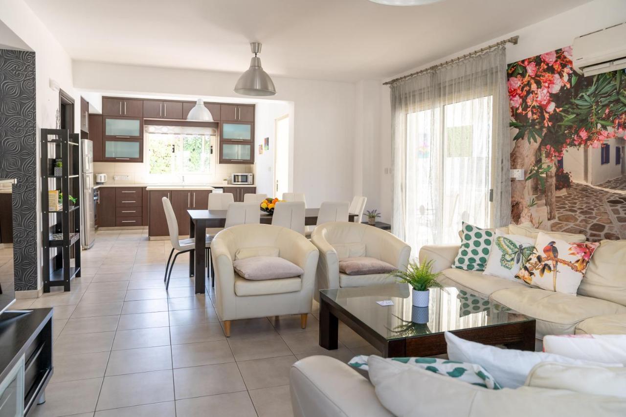 Palm Villa Ekaterina 4 Bdrm Paralimni Exterior photo
