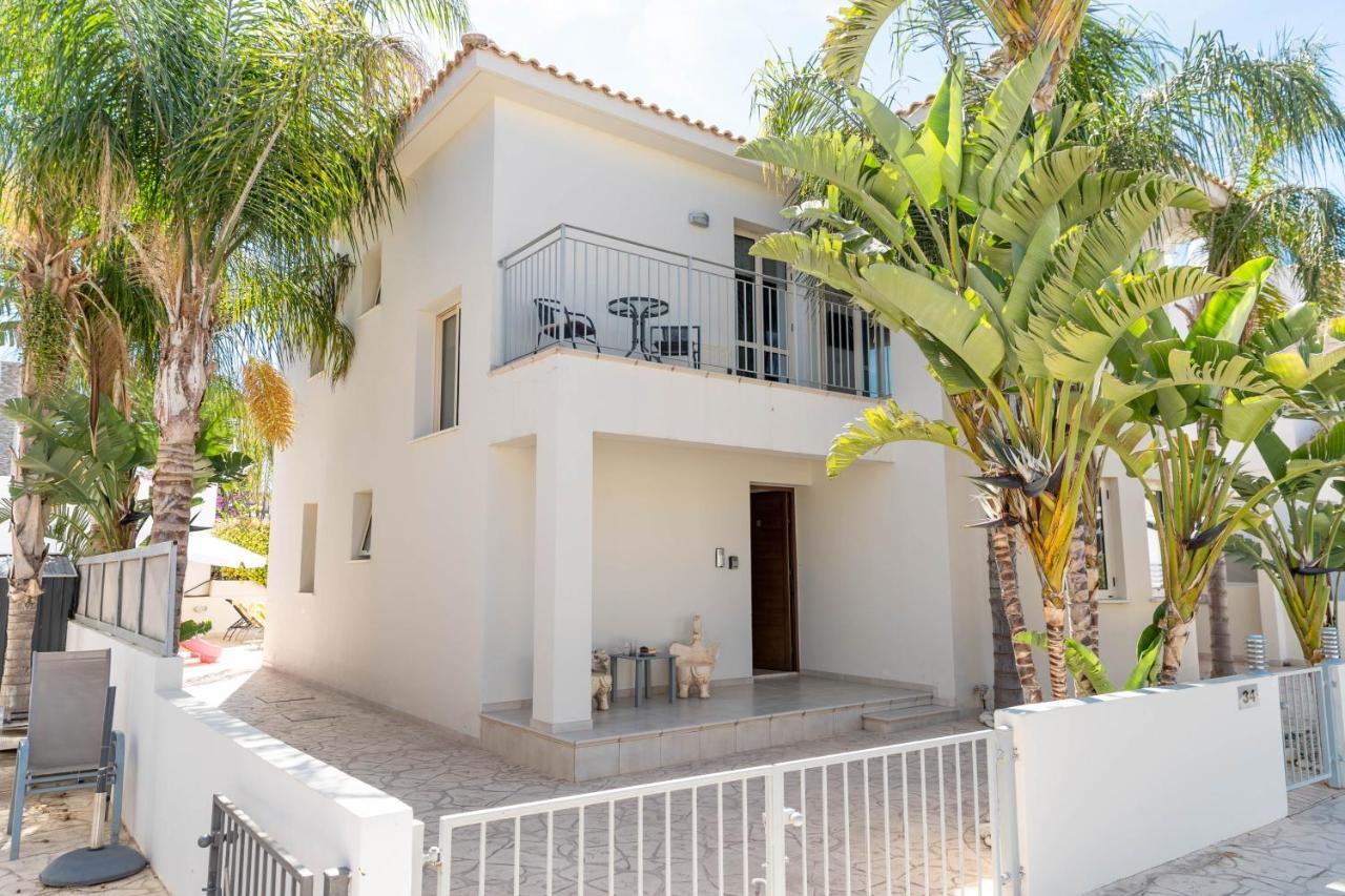 Palm Villa Ekaterina 4 Bdrm Paralimni Exterior photo
